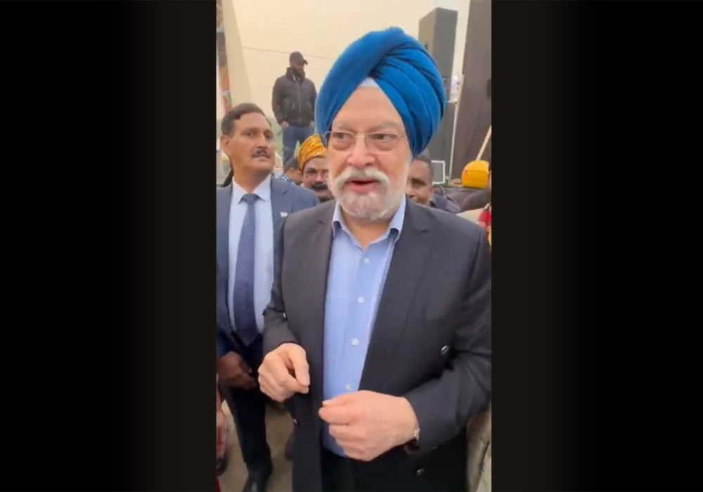 Sh Hardeep Singh Puri Immersed in Street Culture at NSAVI's National Street Food Festival 2023