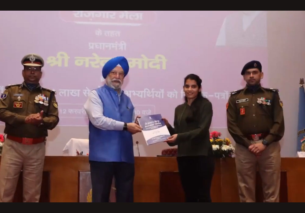 Sh Hardeep Singh Puri hands over 25 Appointment letters to the Newly Inducted Recruits