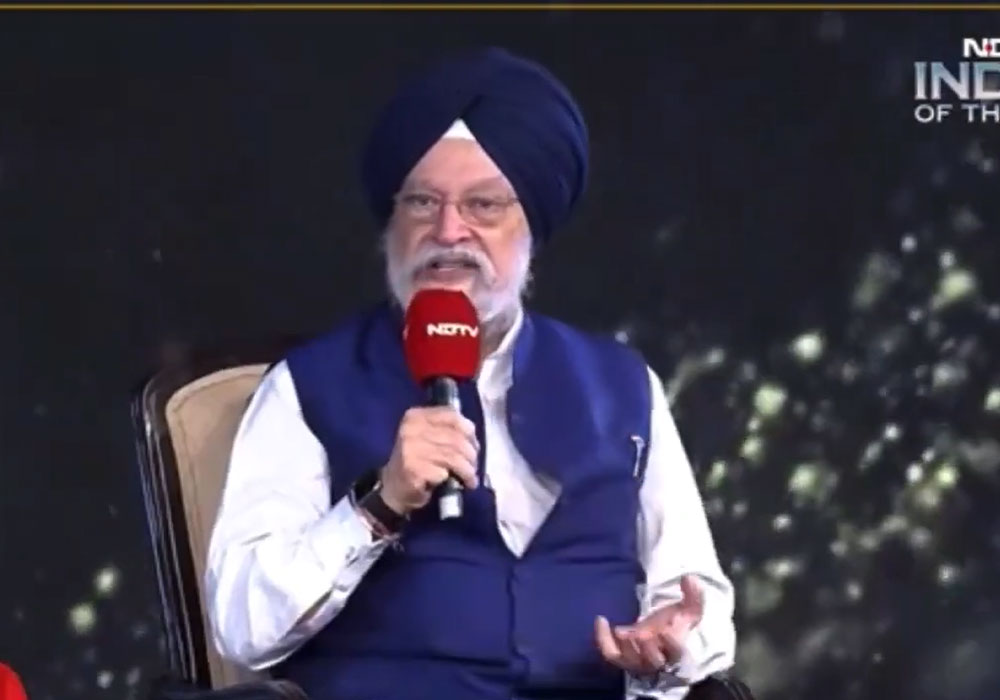 SH Hardeep Singh Puri Handed over the Director of the Year Award to Atlee