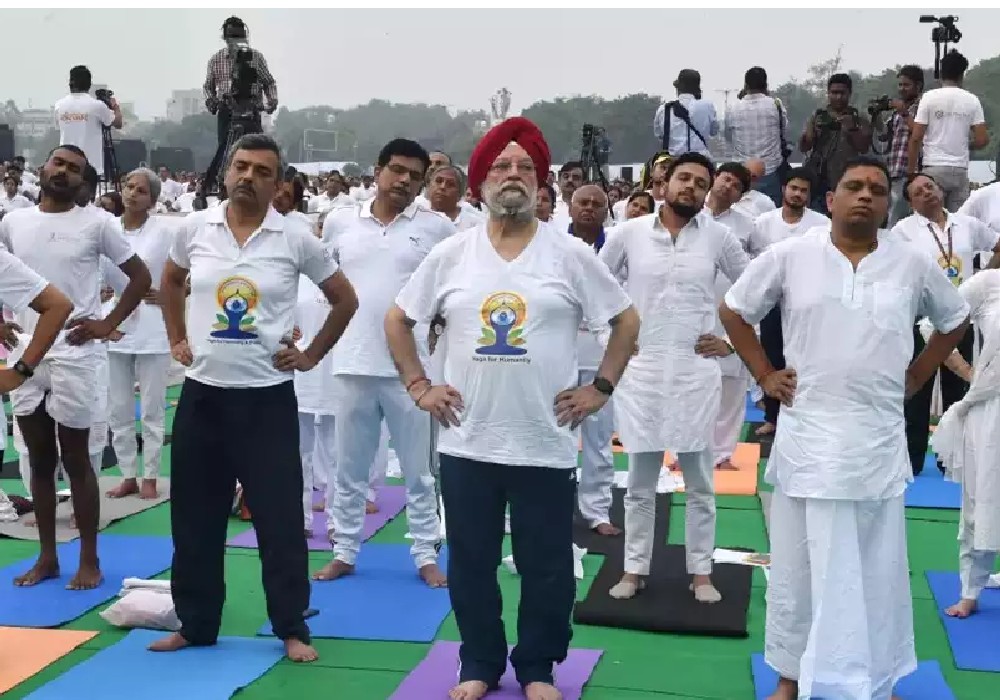 केंद्रीय मंत्री Hardeep Singh Puri 8वें अंतर्राष्ट्रीय योग दिवस के अवसर पर Lal Qila पहुंचे