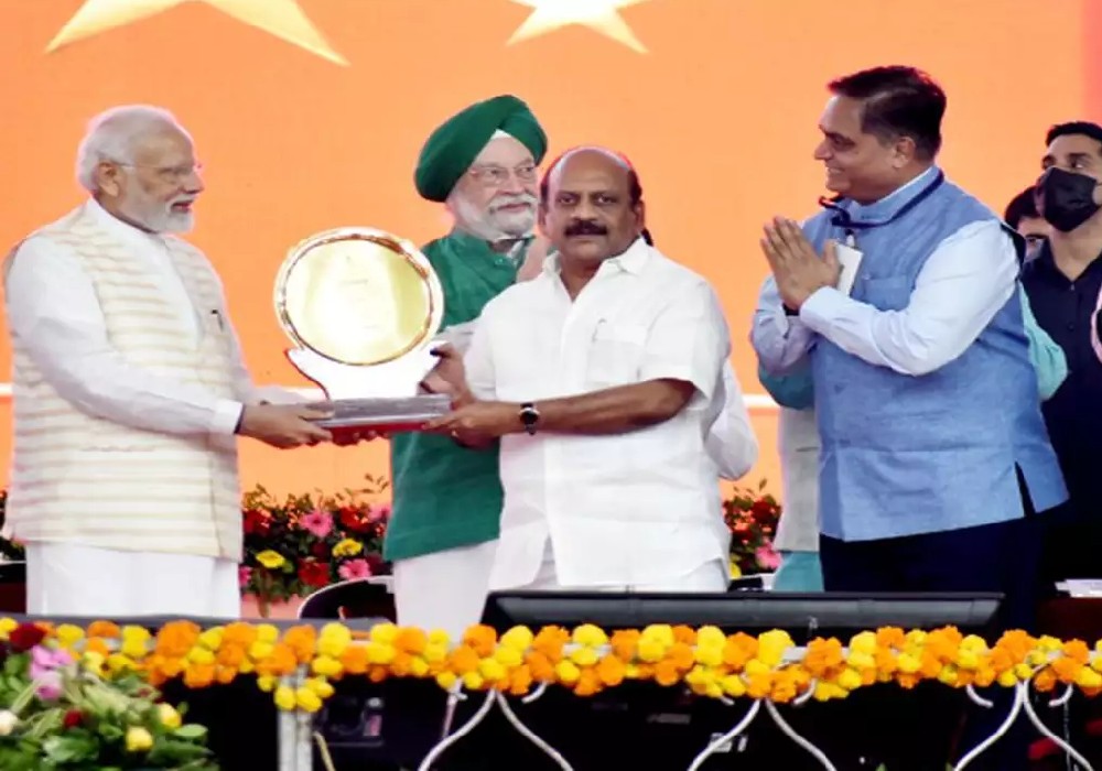 PM Sh Narendra Modi Ji hands over PMAY(U) Awards