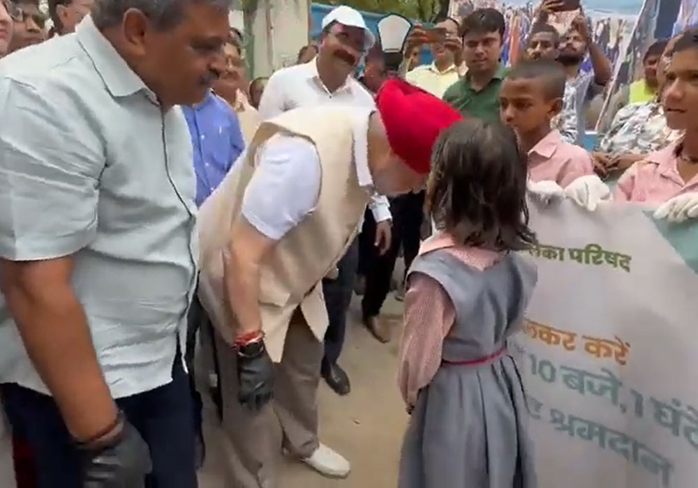 Sh Hardeep Singh Puri interacted with school students during #SwachhataHiSeva