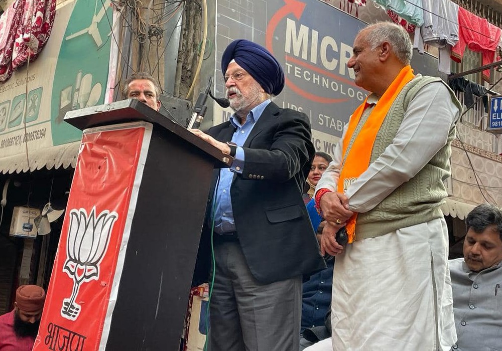 वनइंडिया हिंदी | Hardeep Singh Puri with all Delhi BJP MPs address a press conference in New Delhi