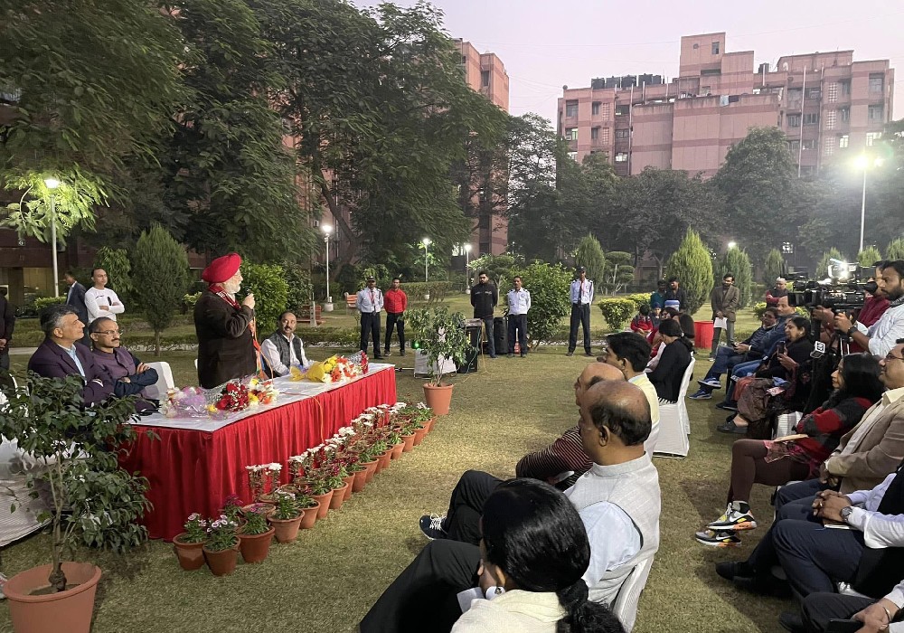 uvindiua news | Hardeep Singh Puri with all Delhi BJP MPs address a press conference in New Delhi