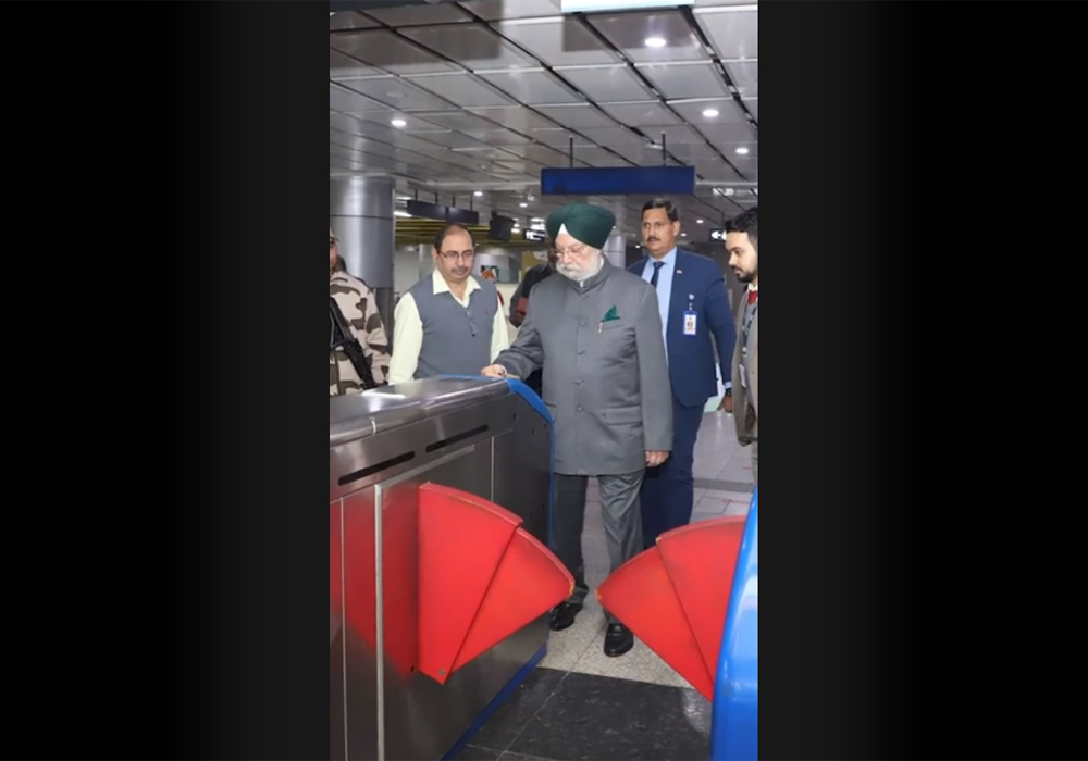 केंद्रीय मंत्री श्री हरदीप सिंह पुरी की मेट्रो यात्रा