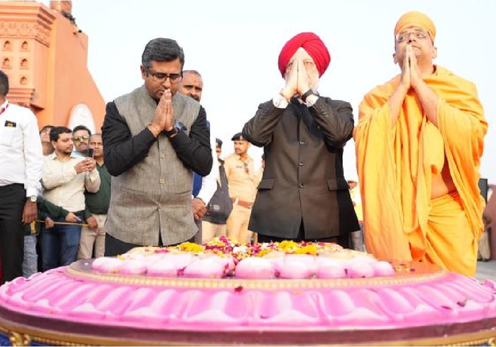 Paid tribute at the Maha Murti of Brahmaswarup Pramukh Swami Maharaj at the venue of Pujya Shri Pramukh Swami Maharaj Shatabdi Mahotsav