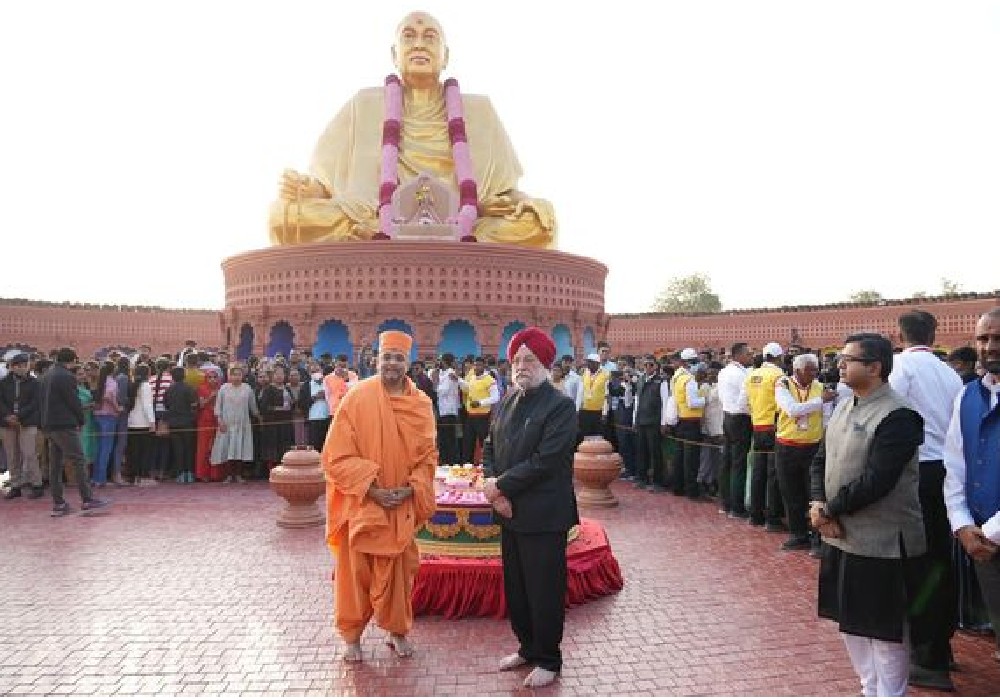 Paid tribute at the Maha Murti of Brahmaswarup Pramukh Swami Maharaj at the venue of Pujya Shri Pramukh Swami Maharaj Shatabdi Mahotsav
