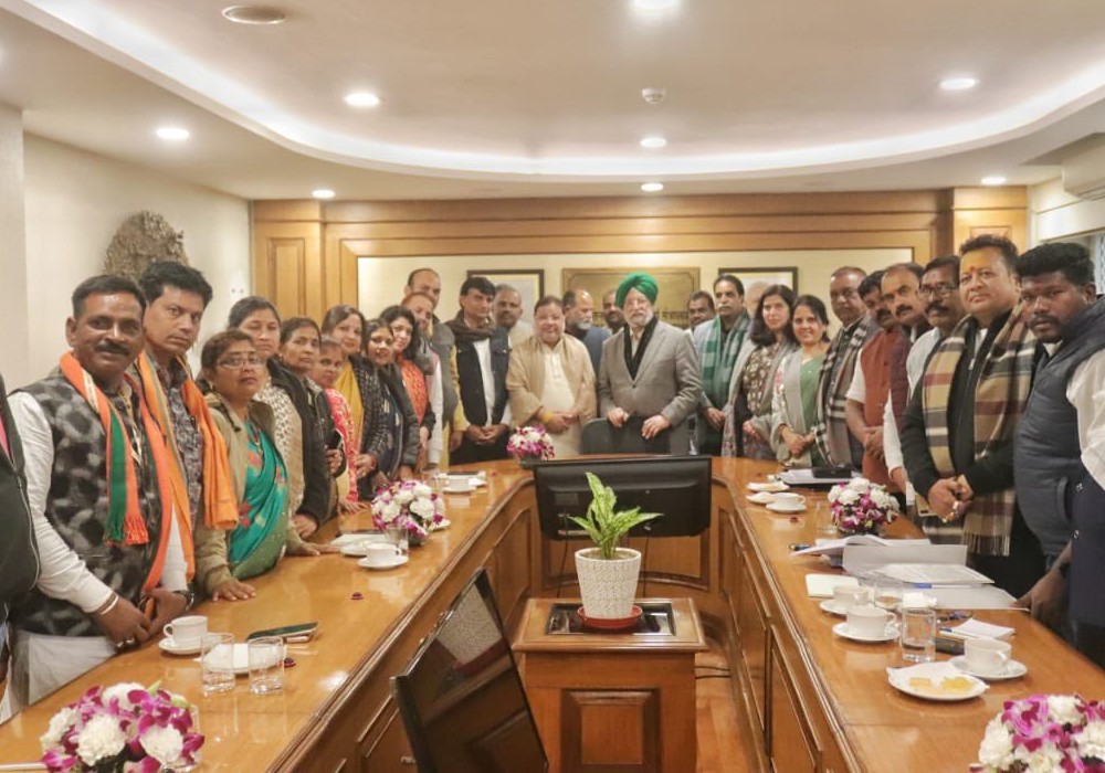 Meeting witha a large delegation of people’s representatives including parliamentarians Smt Saroj Pandey Ji & Sh Sunil Soni Ji, BJP Distt President Sh Jayanti Patel & leaders from Raipur regarding implementation of Smart City projects