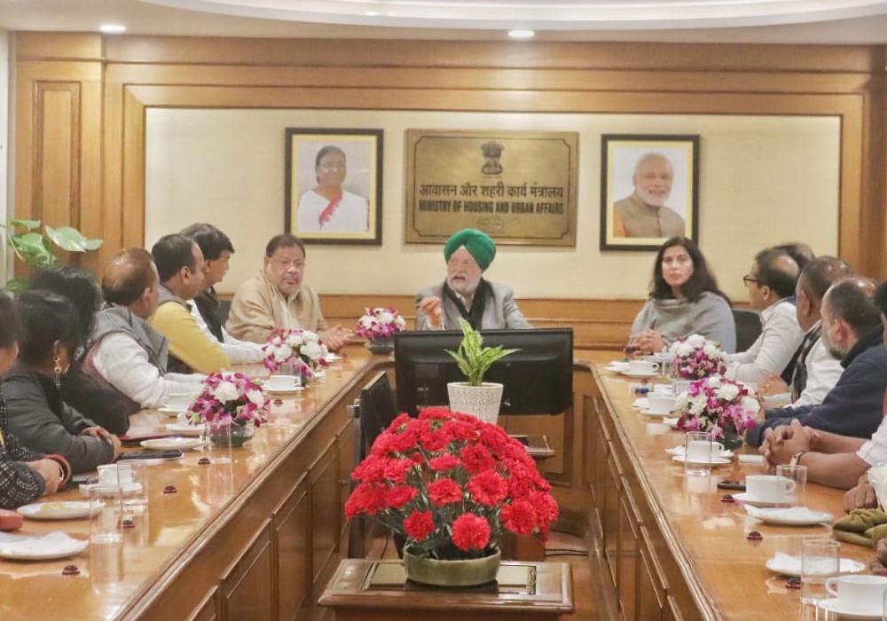 Meeting witha a large delegation of people’s representatives including parliamentarians Smt Saroj Pandey Ji & Sh Sunil Soni Ji, BJP Distt President Sh Jayanti Patel & leaders from Raipur regarding implementation of Smart City projects