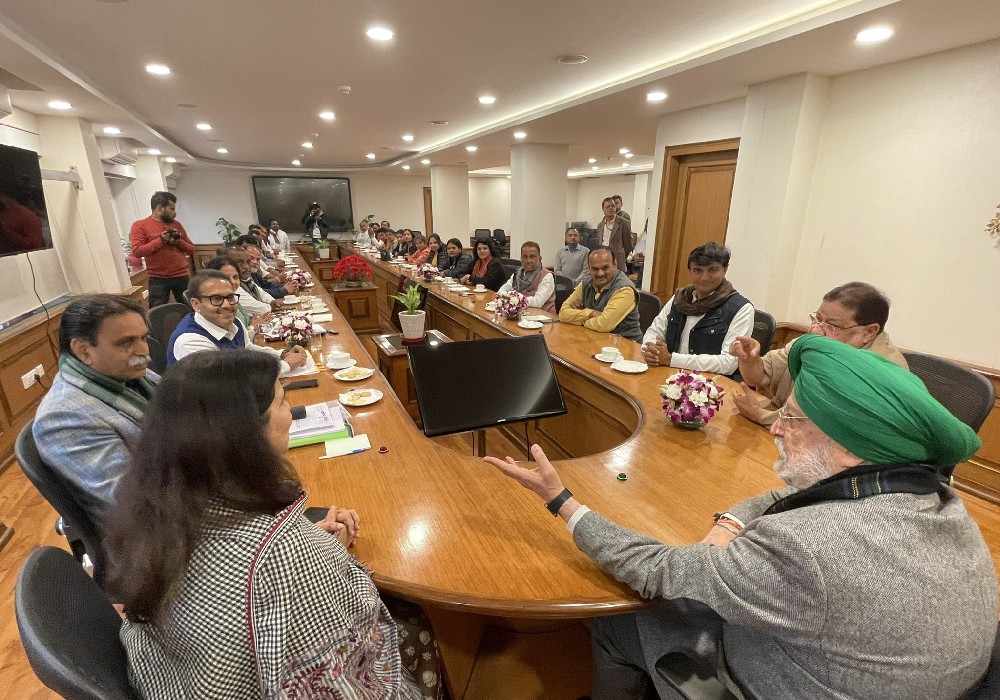 Meeting witha a large delegation of people’s representatives including parliamentarians Smt Saroj Pandey Ji & Sh Sunil Soni Ji, BJP Distt President Sh Jayanti Patel & leaders from Raipur regarding implementation of Smart City projects