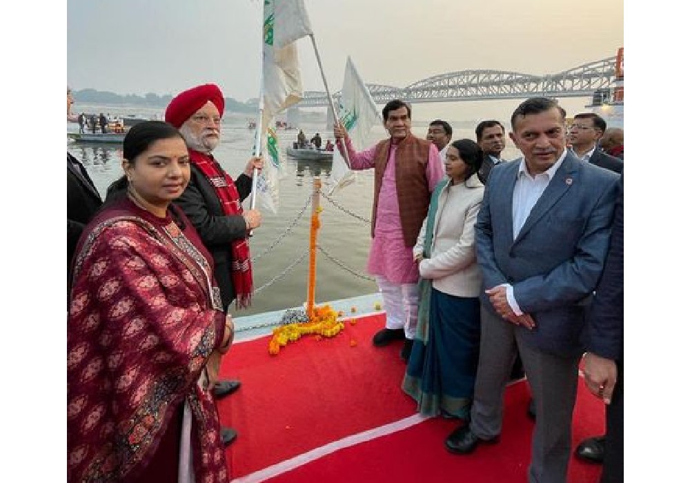 Flagged off the CNG Boat Rally with my colleague- Rameswar Teli Ji, UP Minister- A K Sharma Ji & other senior dignitaries from the Namo Ghat in Varanasi