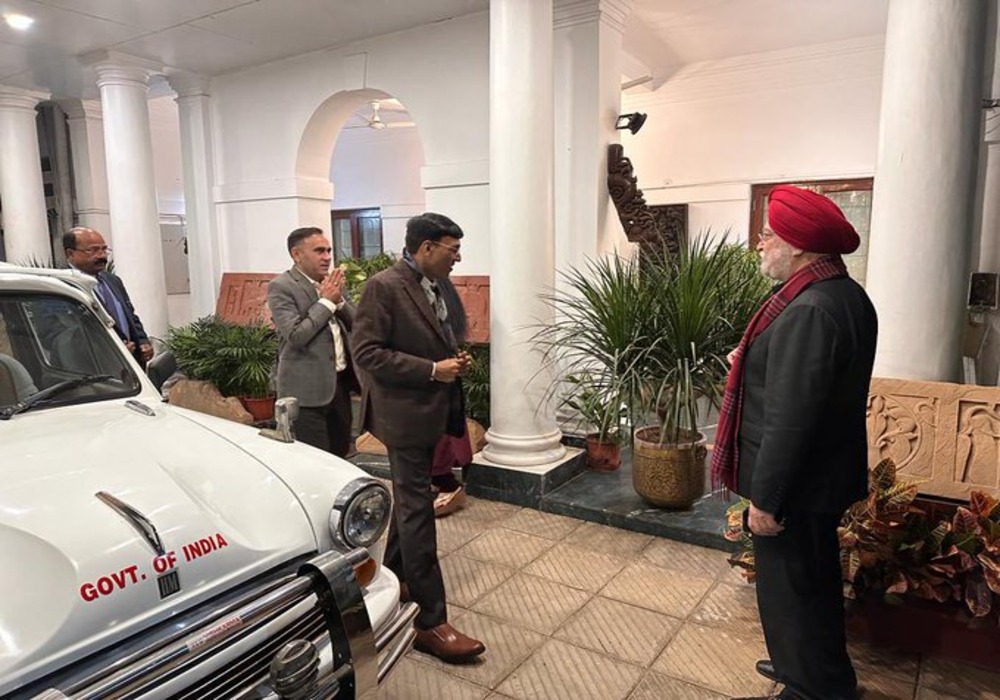 Mansukh Bhai with three ambassadors!  My friend & colleague Dr Mansukh Mandviya Ji drove to our residence in his Ambassador car to join Lakshmi & me for the visit to Gurdwara Sri Bangla Sahib on #VeerBaalDiwas
