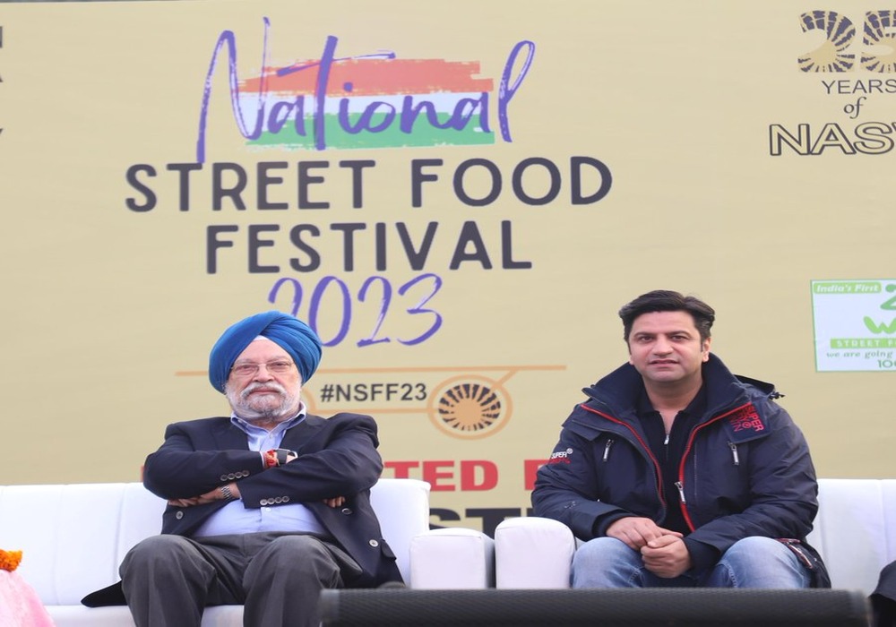 Very happy to meet celebrated chef, restaurateur & food YouTuber Chef Kunal Kapur Ji at the National Street Food Festival 2023 being organised by NasviIndia at JLN Stadium.