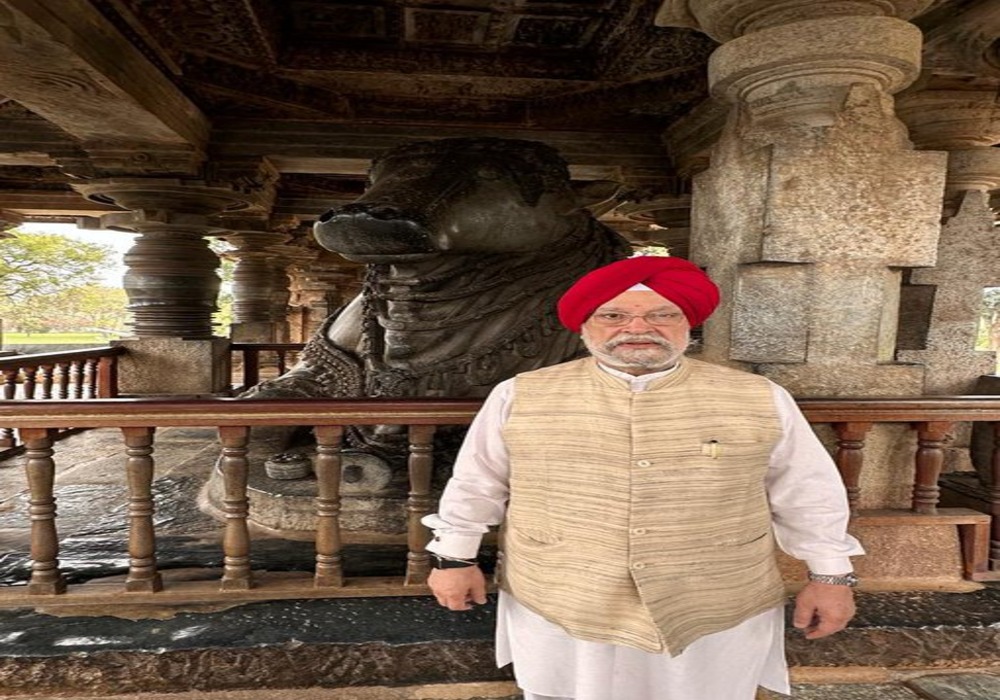 Paid obeisance & sought blessings at Hoysalesvara Temple Complex, Halebidu dedicated to Lord Shiva.  A UNESCO World Heritage Site described as one of ‘The Sacred Ensembles of Hoysalas’  the 12th century temple complex showcased exquisite craftsmanship, ar