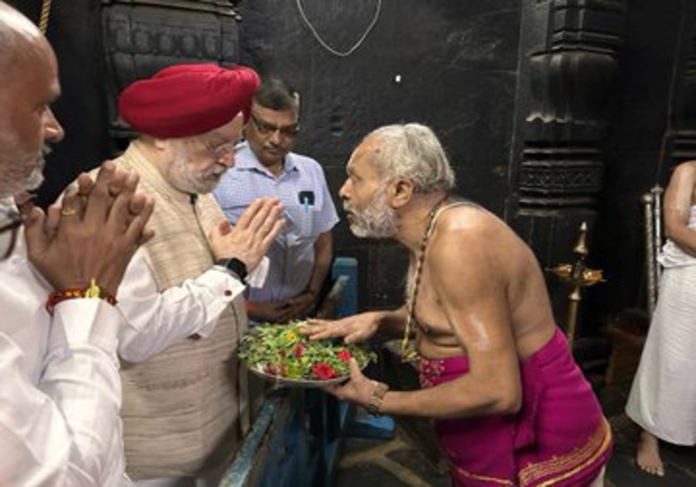 Sought blessings at Shri Chennakeshava Swami Temple in Beluru.  One of the finest examples of Hoysala workmanship, the 12th century temple complex has some of the finest & most intricate stone carvings.