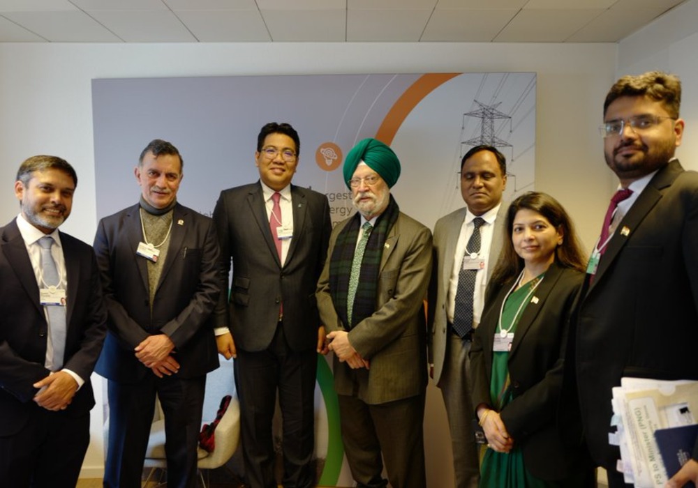 Was a pleasure to reconnect with Mr Tengku Muhammad Taufik - President & Group CEO, Petronas in #Davos today. We last met at Adipec few months back.   I expressed happiness at the fact that Petronas is interested in setting up Green Hydrogen plants in Ind