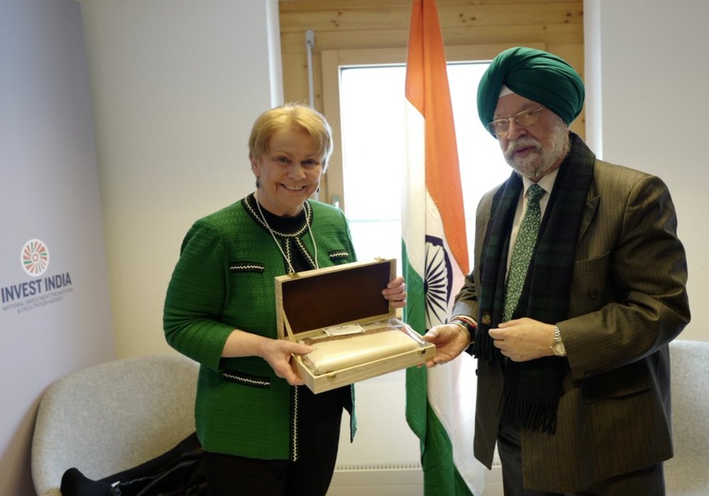 Met my friend Ms Vicki Hollub, President & CEO, Occidental Petroleum, in #Davos again.   We had an interesting discussion on opportunities to participate in Indian E&P sector and using their CCUS technology for enhanced oil recovery. I also informed her a