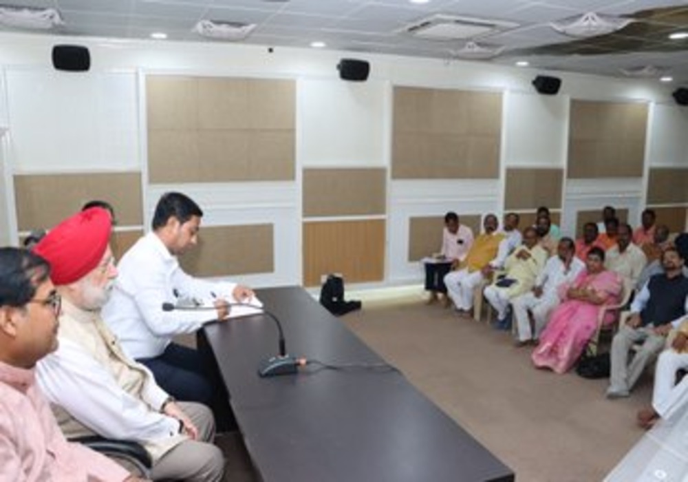 आज चंद्रपुर में भारतीय जनता पार्टी की कार्यकारिणी समिति की बैठक में पार्टी के कर्मठ कार्यकर्ताओं और वरिष्ठ पदाधिकारियों के साथ पदाधिकारी बैठक संवाद के दौरान पार्टी से जुड़े अनेक महत्वपूर्ण मुद्दों पर विचार विमर्श किया