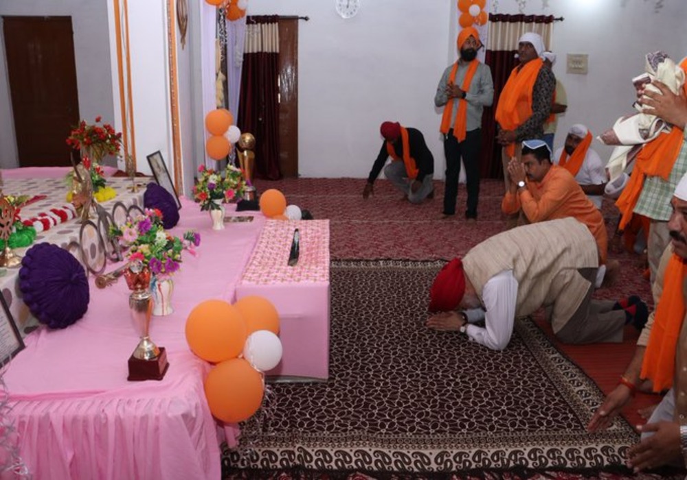 Deeply privileged to pay obeisance to Guru Maharaj Ji & interact with members of Sikh Sangat at Gurdwara Singh Sabha in Ghugus in Chandrapur, Maharashtra today.