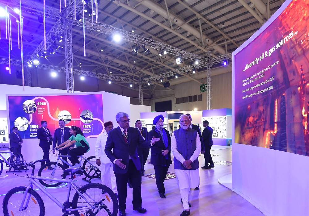 Glimpses of the India Energy Week inaugural ceremony where PM Modi ji launched twin burners Solar Cook Top, E20 and Green Mobility Rally