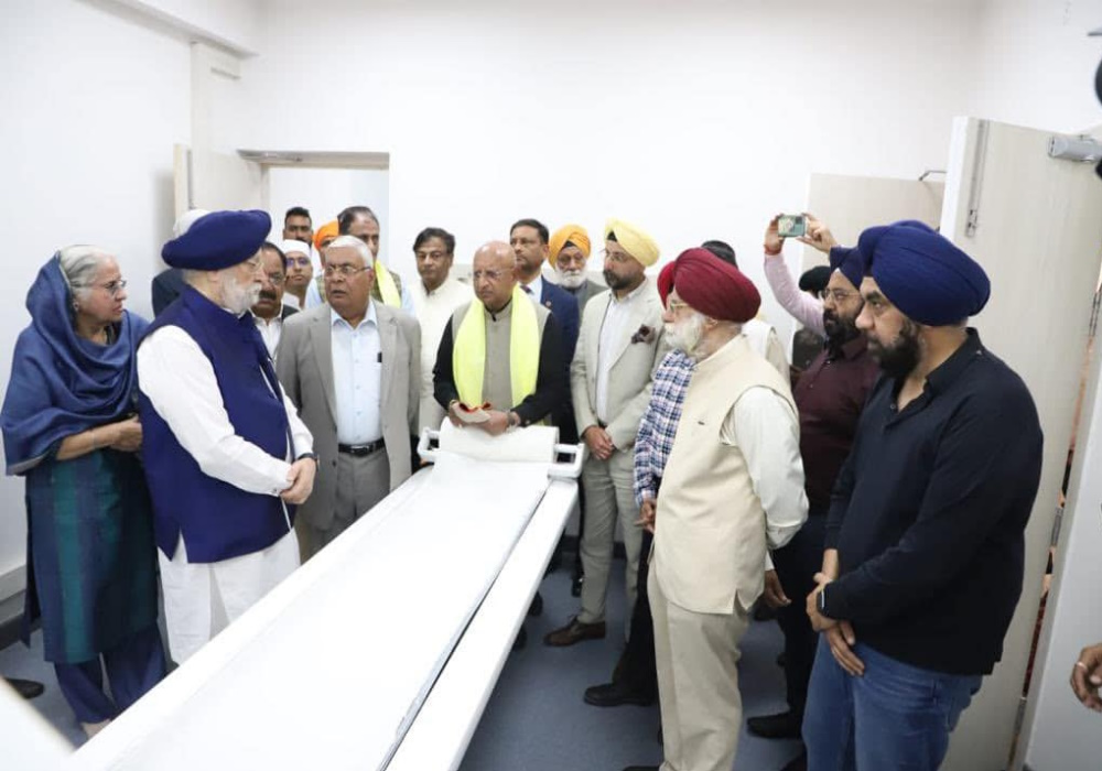 Paid obeisance at Gurudwara Sri Guru Singh Sabha in Pushp Vihar and inaugurated the CT Scan Centre in the premises of Gurudwara Sahib.