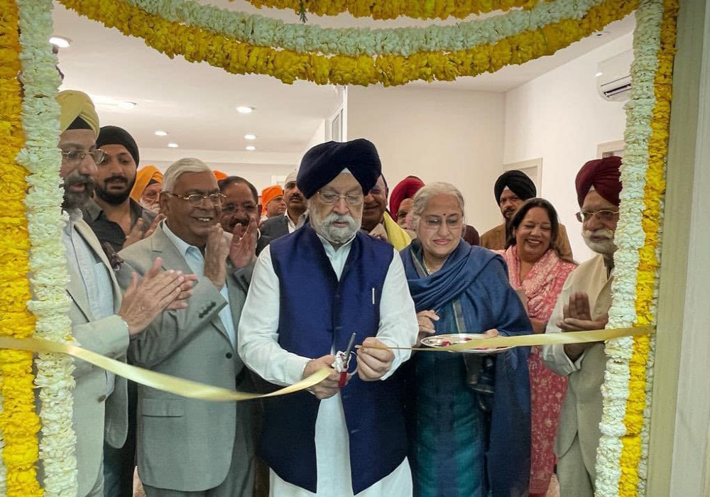 Paid obeisance at Gurudwara Sri Guru Singh Sabha in Pushp Vihar and inaugurated the CT Scan Centre in the premises of Gurudwara Sahib.