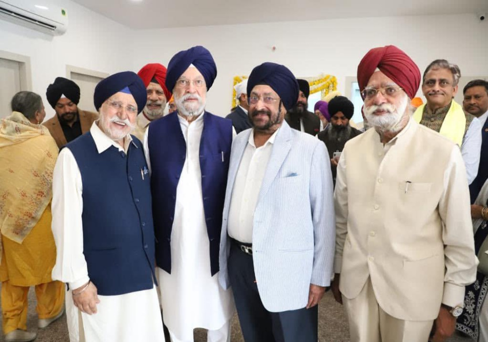 Paid obeisance at Gurudwara Sri Guru Singh Sabha in Pushp Vihar and inaugurated the CT Scan Centre in the premises of Gurudwara Sahib.