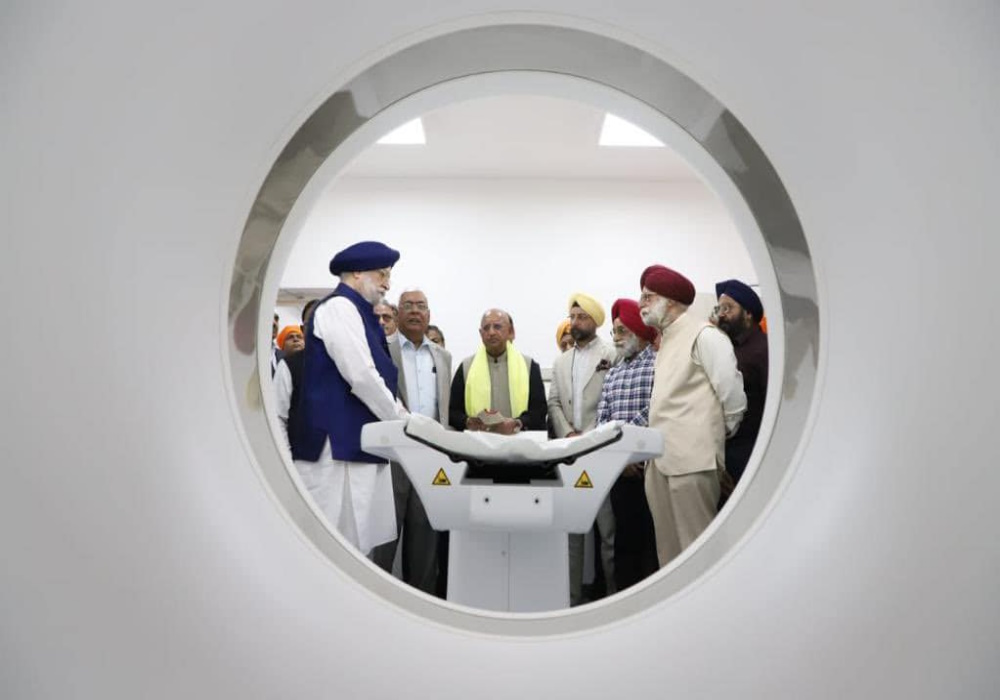 Paid obeisance at Gurudwara Sri Guru Singh Sabha in Pushp Vihar and inaugurated the CT Scan Centre in the premises of Gurudwara Sahib.