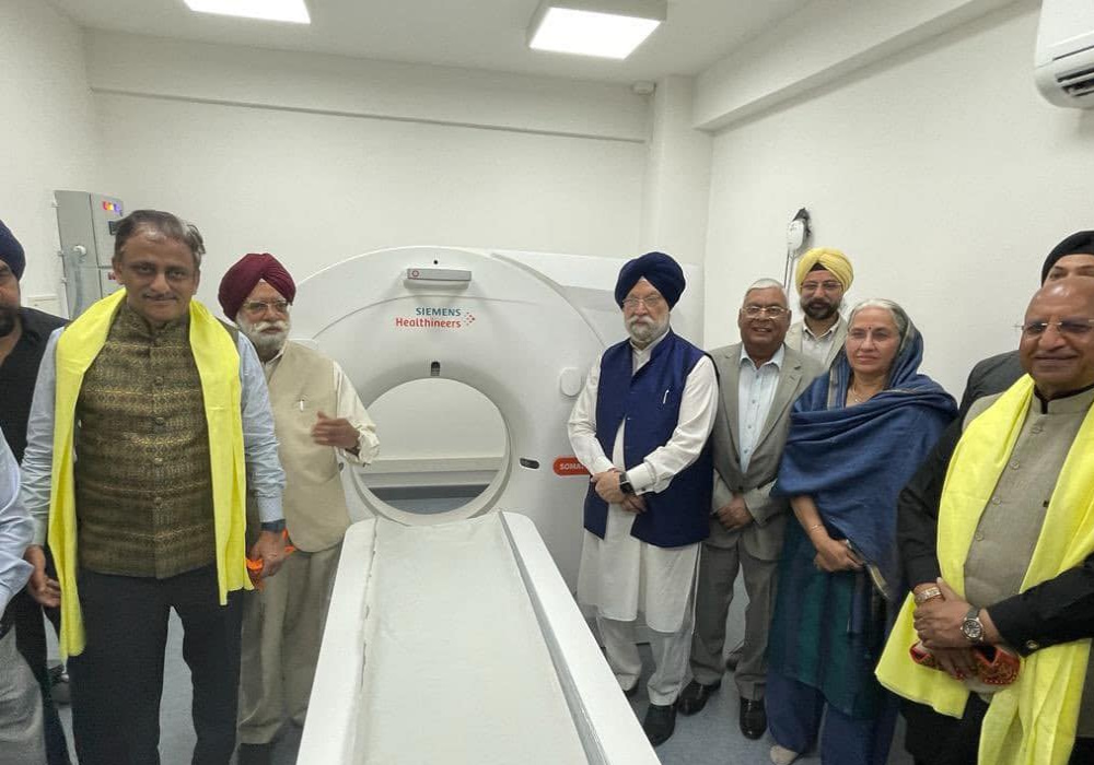 Paid obeisance at Gurudwara Sri Guru Singh Sabha in Pushp Vihar and inaugurated the CT Scan Centre in the premises of Gurudwara Sahib.