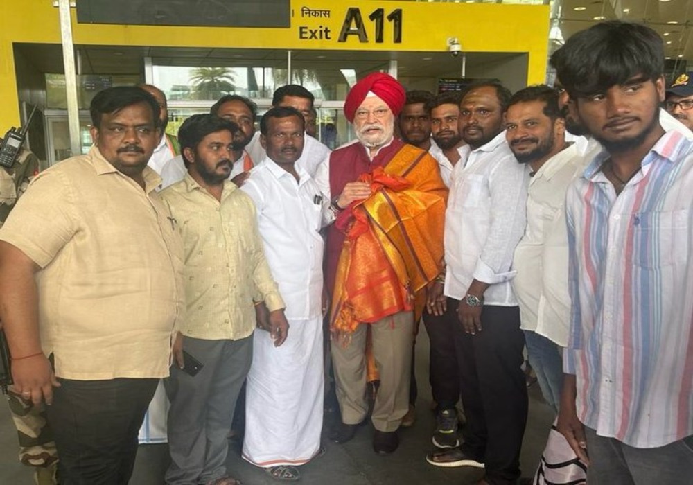 Chants of Jai Shri Ram reverberated in the air as I received a warm & rousing welcome by enthusiastic & hardworking Karyakartas of BJP4TamilNadu & BJP4Puducherry in Chennai today!  Will participate in the state level Media Workshop for Tamil Nadu & Puduch