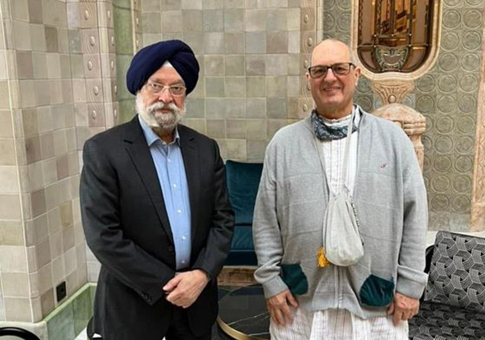 Very happy to meet Sh Madhupati Das Ji of ISKCON. The devotees and volunteers of the Hungary Chapter have done commendable service by serving over 6000 fresh meals so far to Indian students who are in Hungary enroute to India. They are also helping others