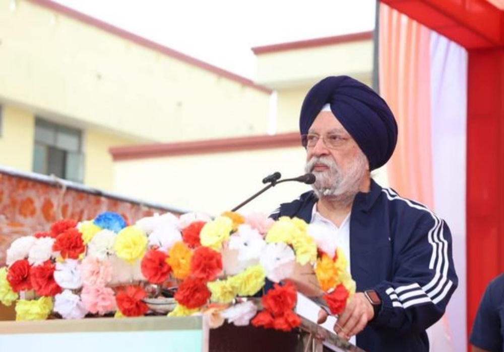 Hand over the prizes to the champions at 2nd Sonbhadra PSPB Archery Competition