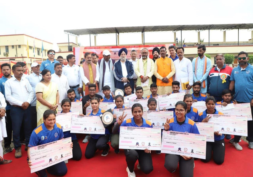 Hand over the prizes to the champions at 2nd Sonbhadra PSPB Archery Competition