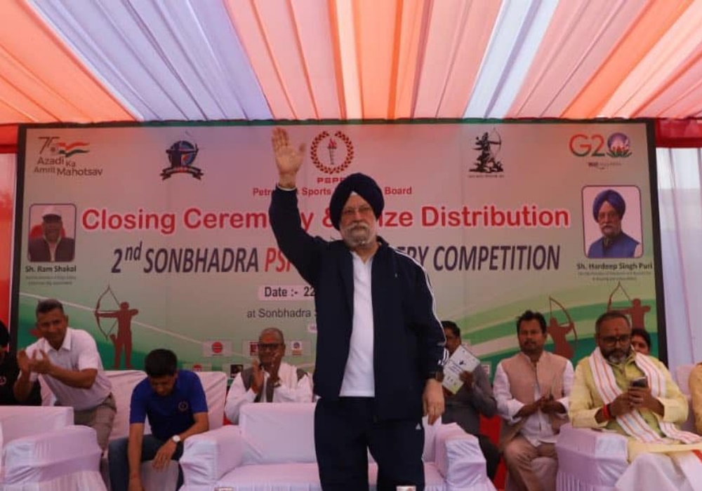 Hand over the prizes to the champions at 2nd Sonbhadra PSPB Archery Competition
