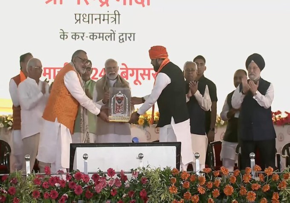 Deeply privileged to witness the historic inauguration/announcement of 45 development projects worth ₹1,62,000 cr by PM Modi Ji in Begusarai today.  13 projects with an investment of ₹27,345 cr for Bihar alone.  36 projects worth more than ₹1,48,000 cr in