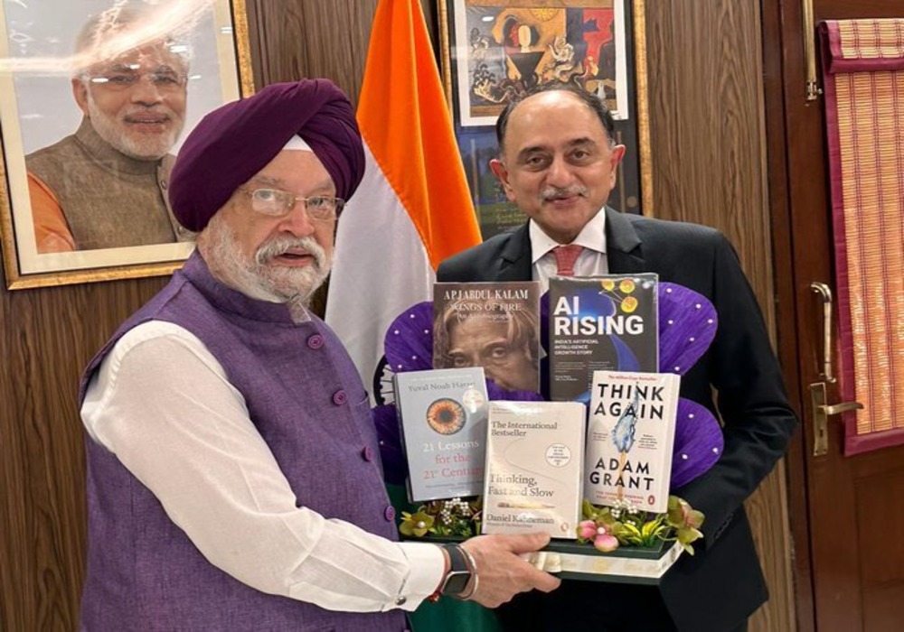 I have received books & flower bouquets on several occasions! But a bouquet of books is a first!   Happy to meet a team from Federal Bank Ltd led by their MD & CEO Sh Shyam Srinivasan, Country Head - Govt & Institutional Business Sh Anoop T & others.  We 