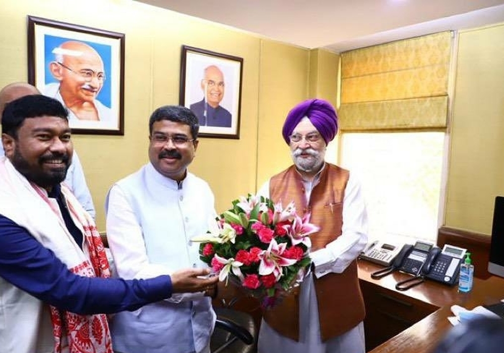 Shree  Dharmendra Pradhan Ji very graciously passed on the baton of Petroleum Ministry to Shree Hardeep Singh Puri &  Shree Rameswar Teli Ji