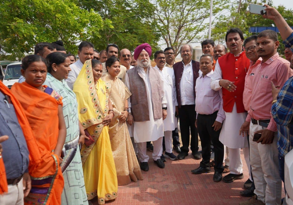 On the occasion of Mahavir Jayanti, paid obeisance at the Jain Mandir during sir visit to Mahasamund .