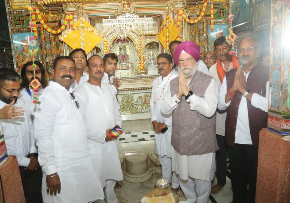 On the occasion of Mahavir Jayanti, paid obeisance at the Jain Mandir during sir visit to Mahasamund .