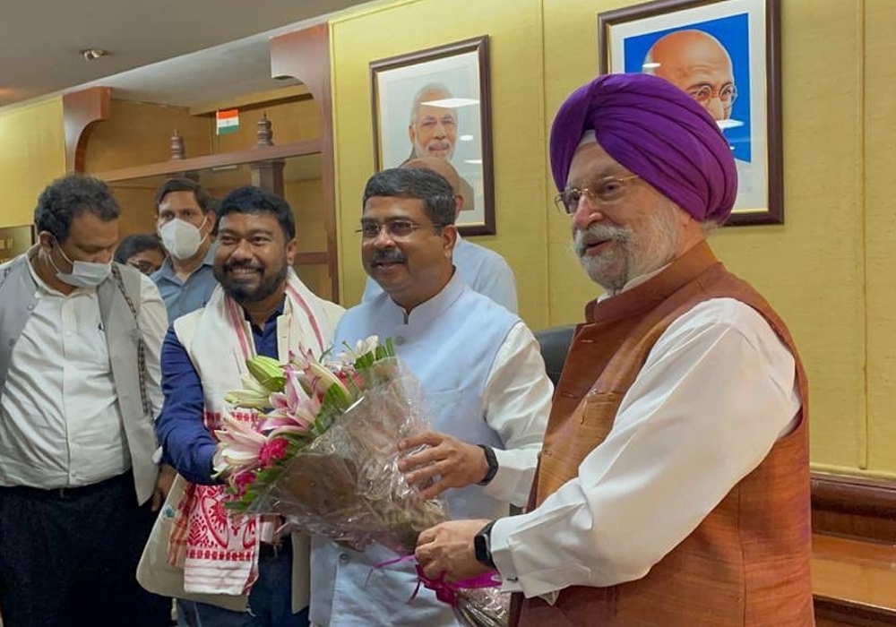 Shree  Dharmendra Pradhan Ji very graciously passed on the baton of Petroleum Ministry to Shree Hardeep Singh Puri &  Shree Rameswar Teli Ji