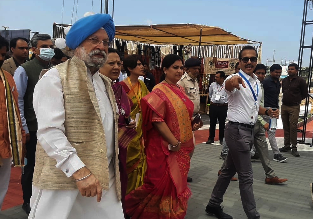 Officials of 100 Smart Cities from across India at the opening of ‘Smart Cities, Smart Urbanization Conference’ in Surat - in the presence of  Sh Kaushal Kishore Ji & Smt Darshana Jardosh Ji, Surat Mayor Smt Hemali Boghawala Ji & others