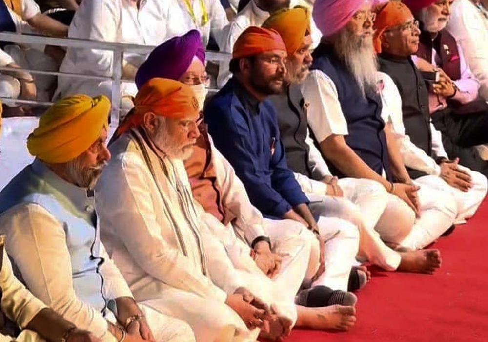 Deeply privileged to join PM Sh Narendra Modi Ji in paying obeisance to Hind Di Chadar Sri Guru Tegh Bahadur Ji on the auspicious occasion of Guru Maharaj’s 400th Parkash Purab at Red Fort in Delhi.