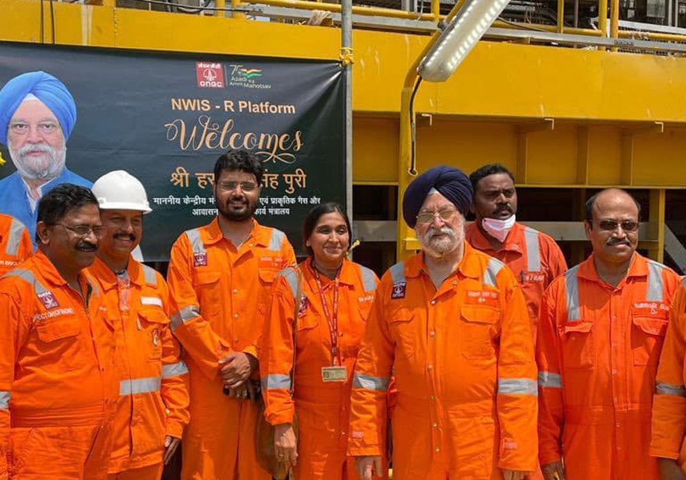 Joined Smt Alka Mittal, CMD ONGC Limited & members of senior management of the Maharatna to review the operations of three crucial Western offshore installations