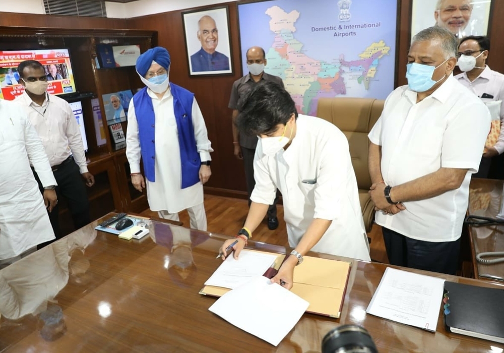 Handed over the baton of Ministry of Civil Aviation, Govt. of India to  Shri Jyotiraditya Scindia Ji & Sh Vijay Kumar Singh Ji.