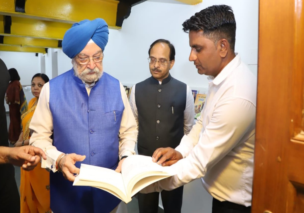 Paid homage to the memory of revolutionary young freedom fighters Shaheed-e-Azam Sdr Bhagat Singh Ji, Sh Rajguru Ji & Sh Sukhdev Ji at the basement dungeon in Delhi University’s vice-regal lodge