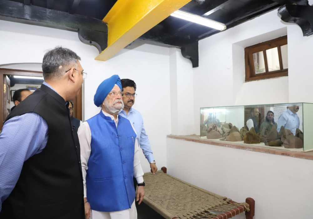 Paid homage to the memory of revolutionary young freedom fighters Shaheed-e-Azam Sdr Bhagat Singh Ji, Sh Rajguru Ji & Sh Sukhdev Ji at the basement dungeon in Delhi University’s vice-regal lodge