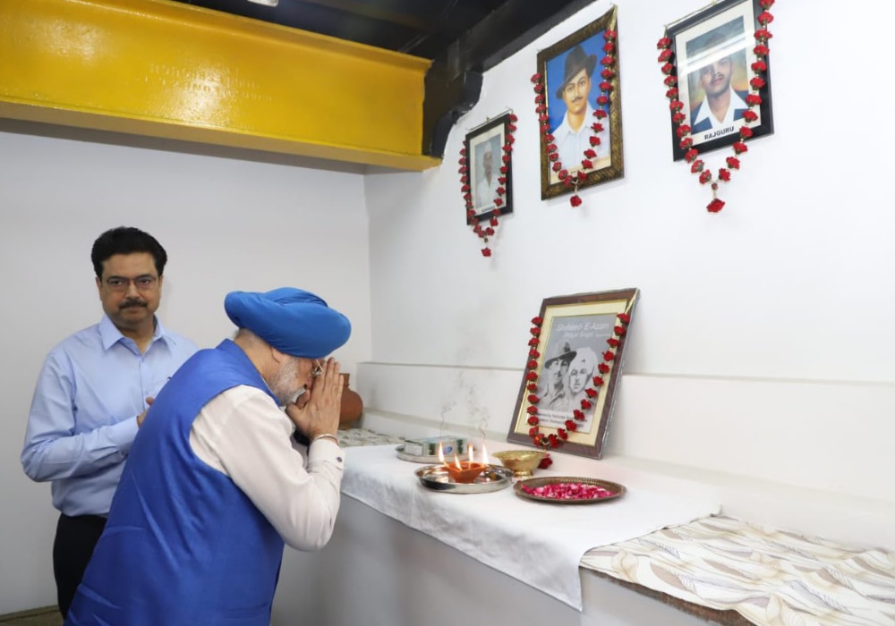 Paid homage to the memory of revolutionary young freedom fighters Shaheed-e-Azam Sdr Bhagat Singh Ji, Sh Rajguru Ji & Sh Sukhdev Ji at the basement dungeon in Delhi University’s vice-regal lodge