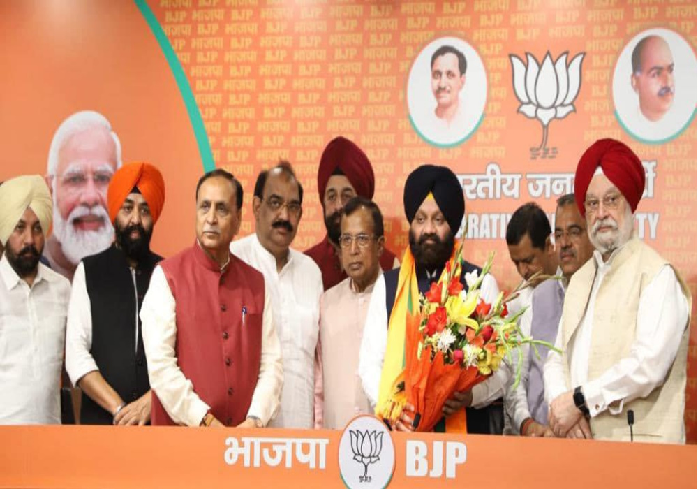 Welcomed popular Punjab leaders Sardar Inder Iqbal Singh Atwal Ji, Sardar Jasjeet Singh Atwal Ji & several prominent functionaries & leaders of Shiromani Akali Dal into the BJP Parivar