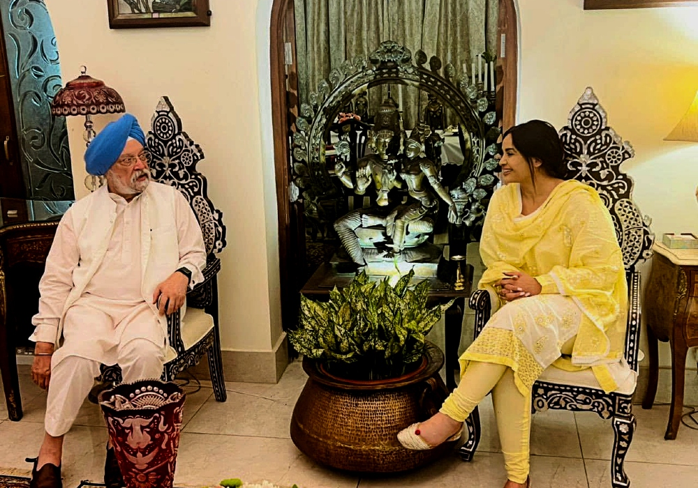 With Canadian leader Dr Ruby Dhalla at their residence. Discussed  the matters pertaining to the Sikh Sangat in Canada, energy & strengthening Indo-Canadian relations.