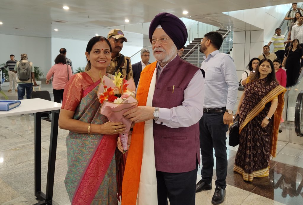 Warmly received by former Mayor of Rishikesh and a hardworking member of BJP UK Smt Anita Mamgain Ji as I arrived at the Dehradun Airport